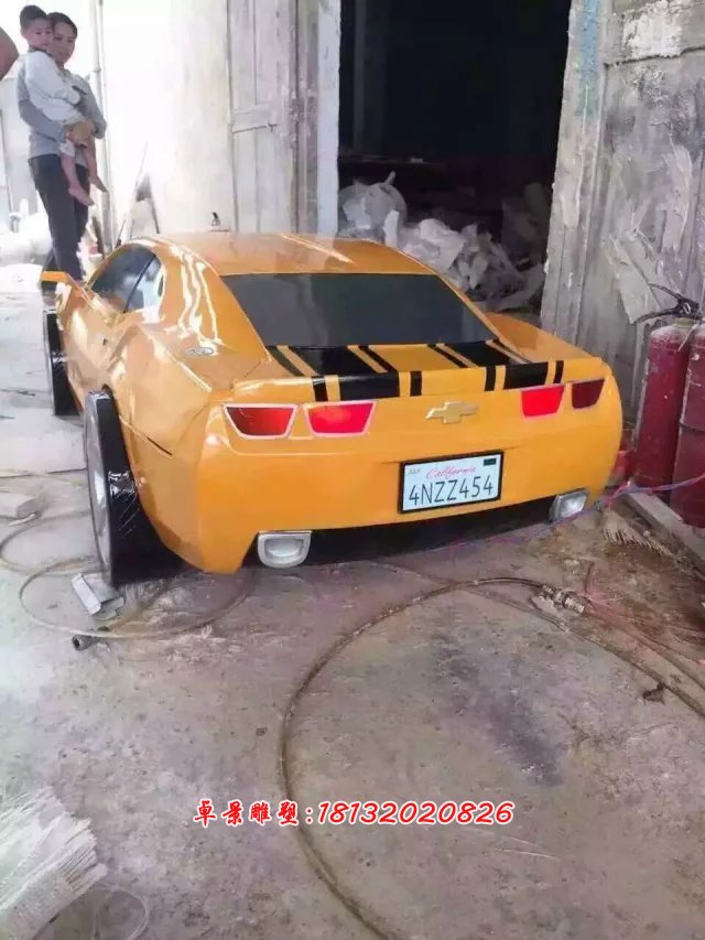 仿真汽車雕塑，廣場(chǎng)汽車玻璃鋼雕塑