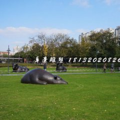 臥著的牛銅雕，公園群牛雕塑