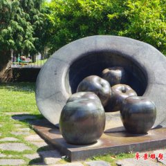 帽子里的蘋果銅雕，公園創(chuàng)意銅雕